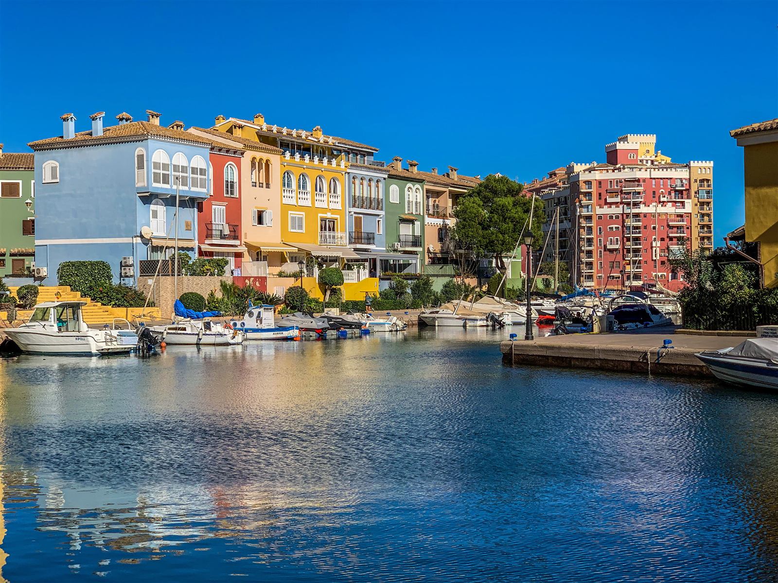 Kleurrijke woningen aan een Spaanse jachthaven