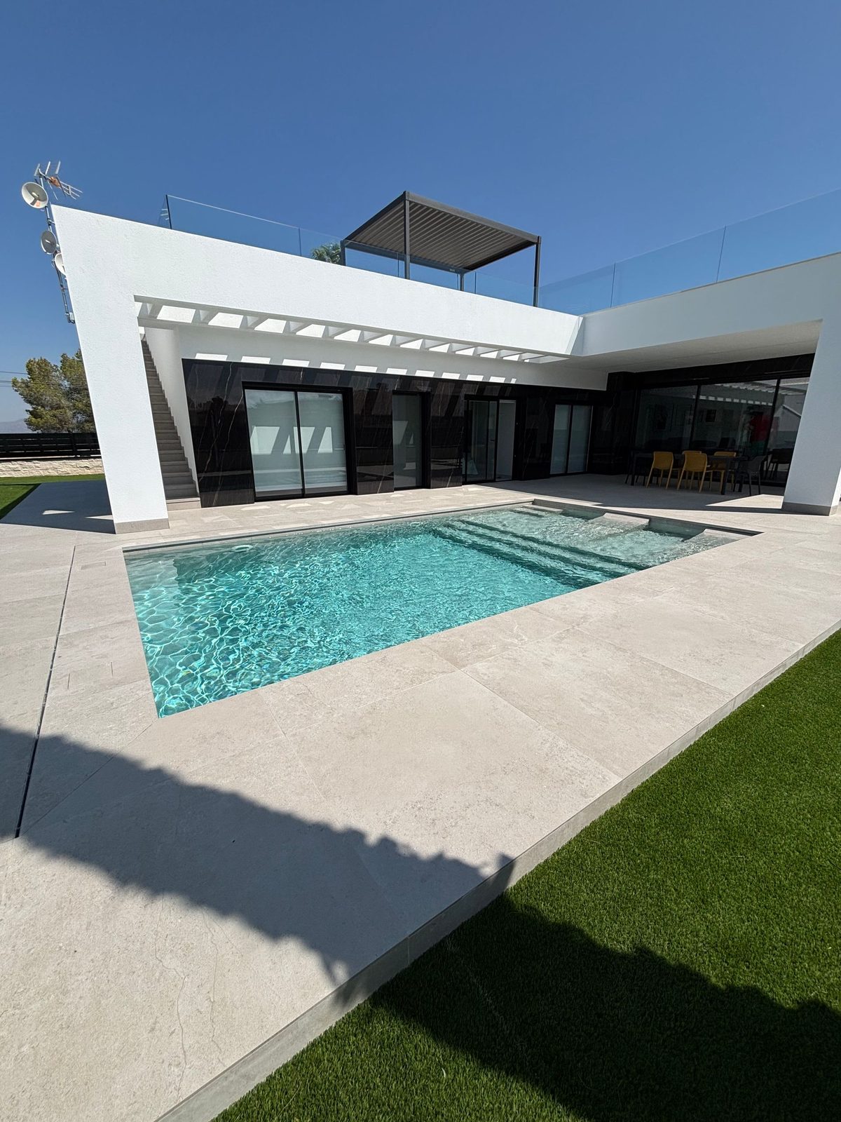 Moderne witte villa met privézwembad in Spanje