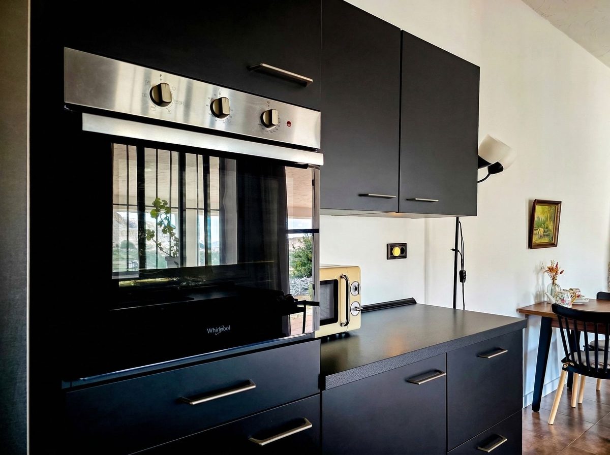 Vastgoedfotografie van een moderne zwarte keuken